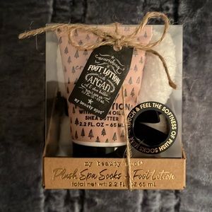 NWT My Beauty Spot Plush Spa Socks + Foot Lotion -cranberry frosting/white socks